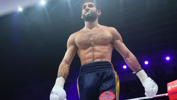 Ф захистив пояс WBO Global у першій напівсередній вазі