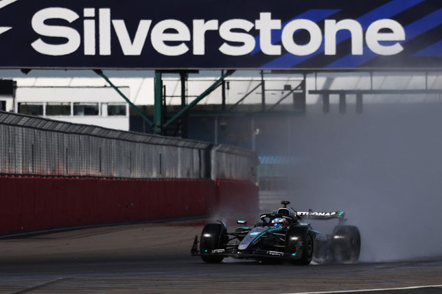 Mercedes проводит шинные тесты в Сильверстоуне