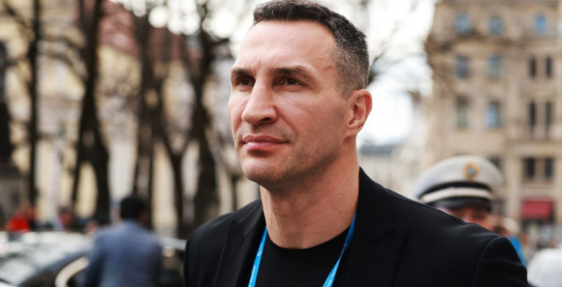 Рой Джонс: За силою удару Володимир Кличко точно перевершує Ф’юрі. То чому б йому не повернутись?