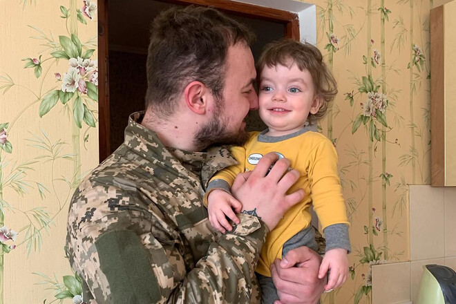 Схилимо голови. Чемпіон України з кікбоксингу загинув, воюючи поруч з татом