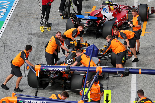 McLaren оштрафована за инцидент на пит-лейн