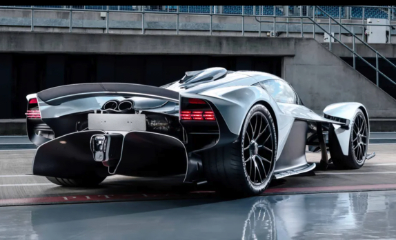 Риккардо продаёт уникальный гиперкар Aston Martin