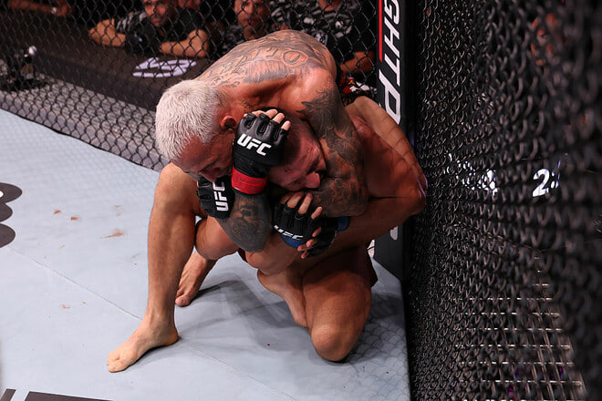 Чарльз Олівейра повернувся в еліту UFC, перемігши Гамрота