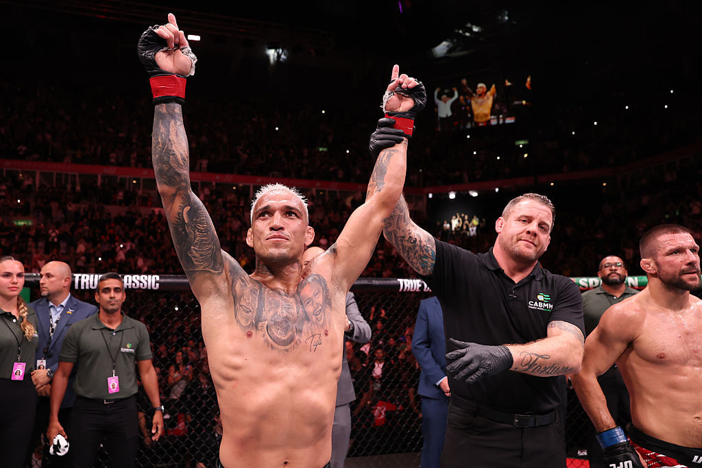 Чарльз Олівейра повернувся в еліту UFC, перемігши Гамрота
