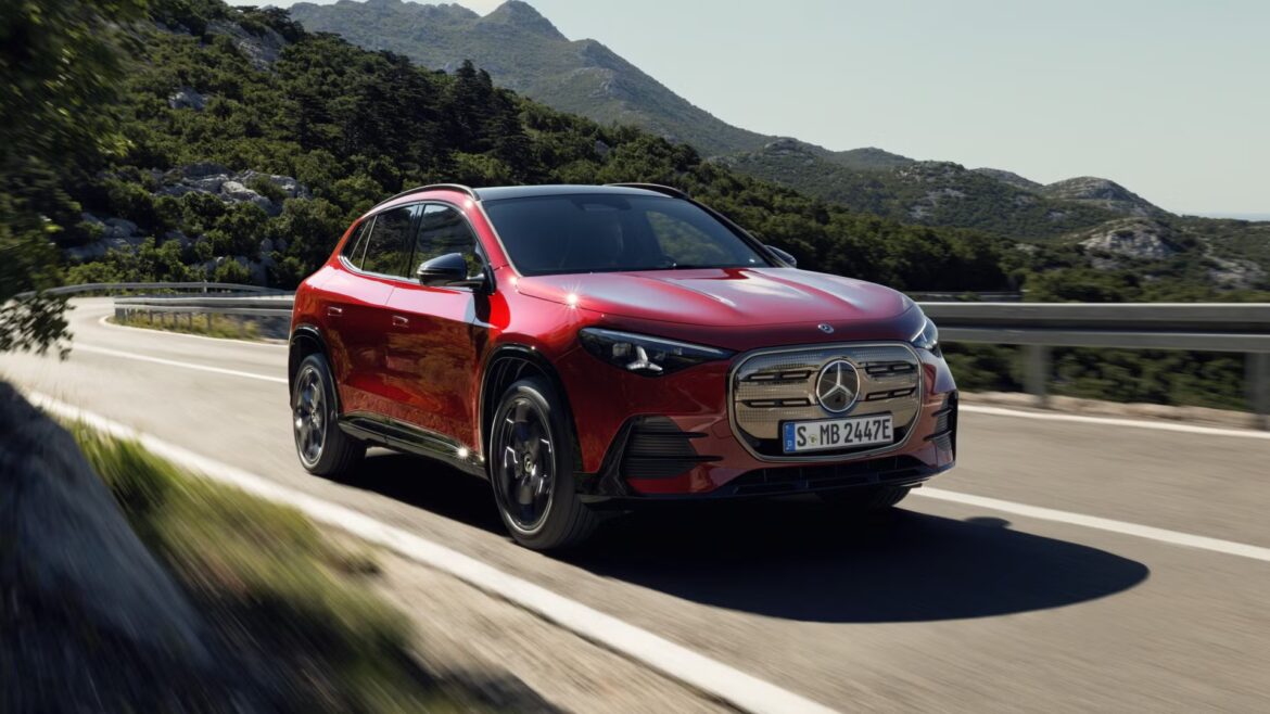 Mercedes-Benz представив новий GLA 2028: три електричні версії, запас ходу до 657 км, зарядка потужністю 320 кВт, новий салон, ціни та дата старту продажів.