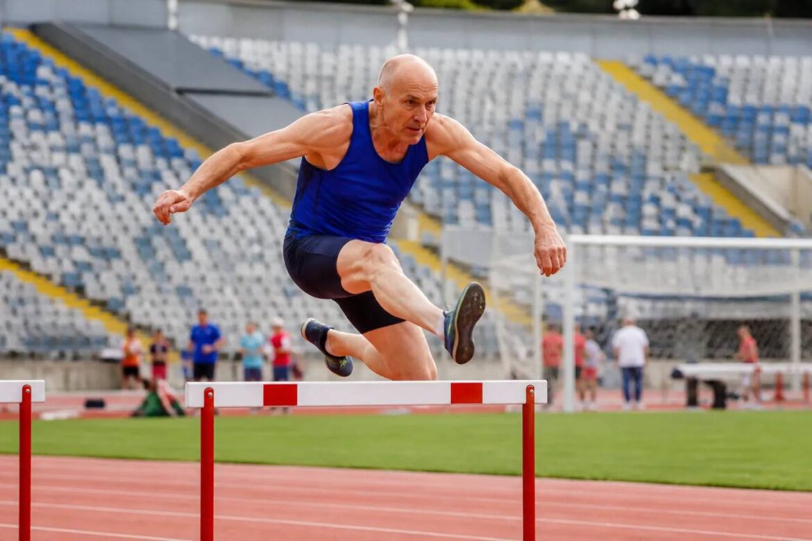 82-річний китаєць Дін Мін виграв 80 м з бар’єрами на чемпіонаті світу серед ветеранів у Тегу. Він показав 15,99 секунди, встановив рекорд Азії та випередив двох спортсменів із Японії.