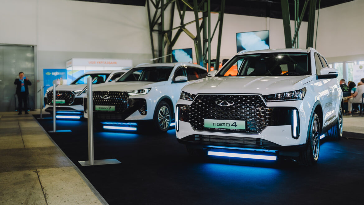 Chery представила на Plug-In Ukraine 2026 у Києві гібридні кросовери Tiggo 4 Hybrid, Tiggo 7 Plug-In Hybrid і Tiggo 8 CSH. Що відомо про технологію CSH, моделі та характеристики в Україні.